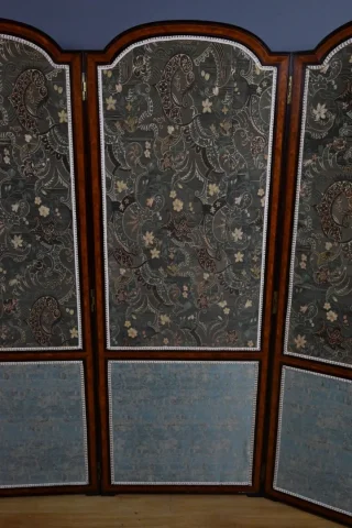Paravent en tissu, acajou et palissandre – 1900

Ширма из ткани, красного дерева и палисандра – 1900 год