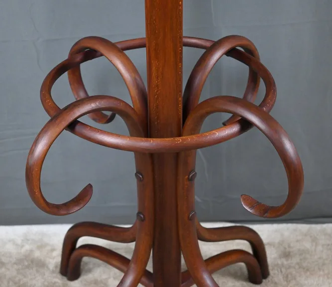 Garderobenständer im Thonet-Stil