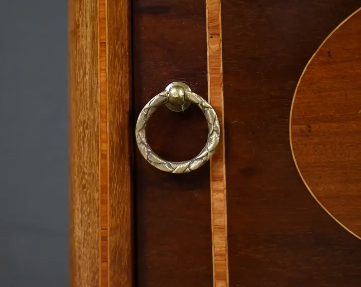 Schrank im Stil Ludwigs XVI.