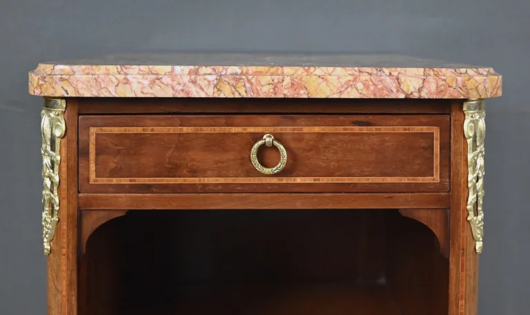 Schrank im Stil Ludwigs XVI.