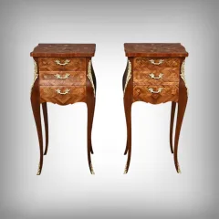 PAAR NACHTTISCHE IM STIL LOUIS XV