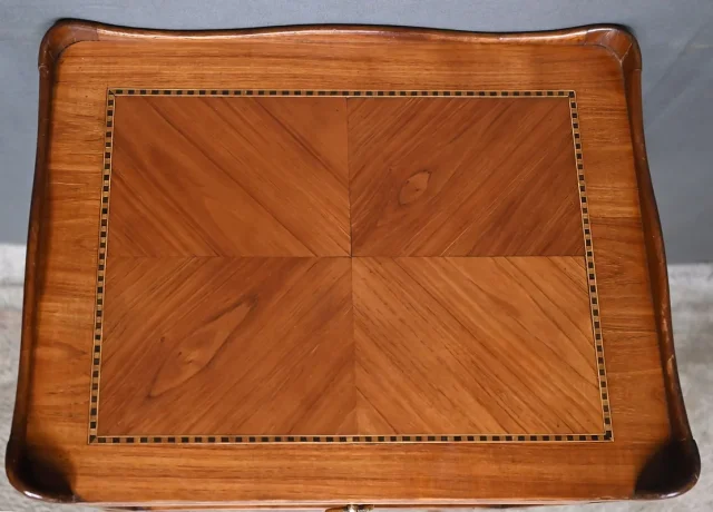 Table de Salon en Marqueterie, style Transition Louis XV Louis XVI – Milieu XXe