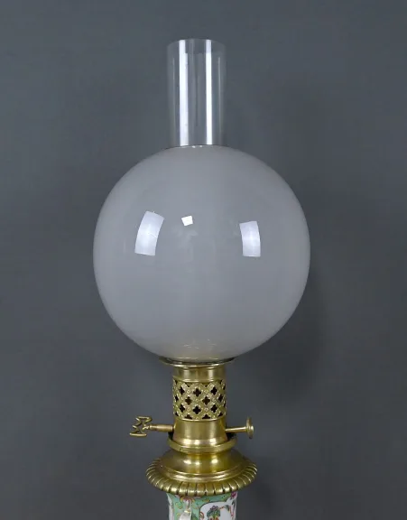 Lampe à Pétrole en Porcelaine de Canton & Bronze, Dynastie Qing, Chine – Fin XIXe