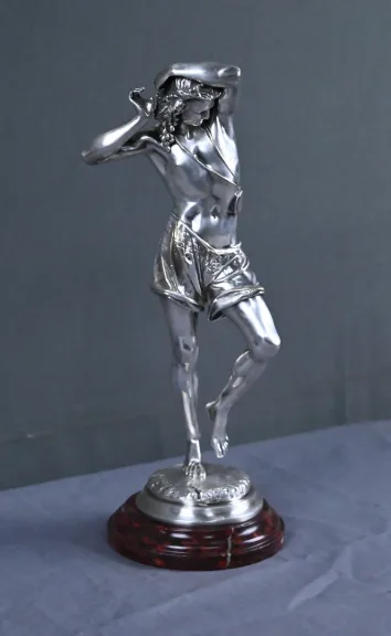 SILBERVERGOLDETE STATUETTE von A. CARRIER