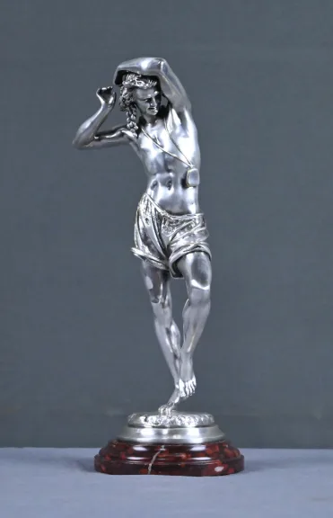SILBERVERGOLDETE STATUETTE von A. CARRIER
