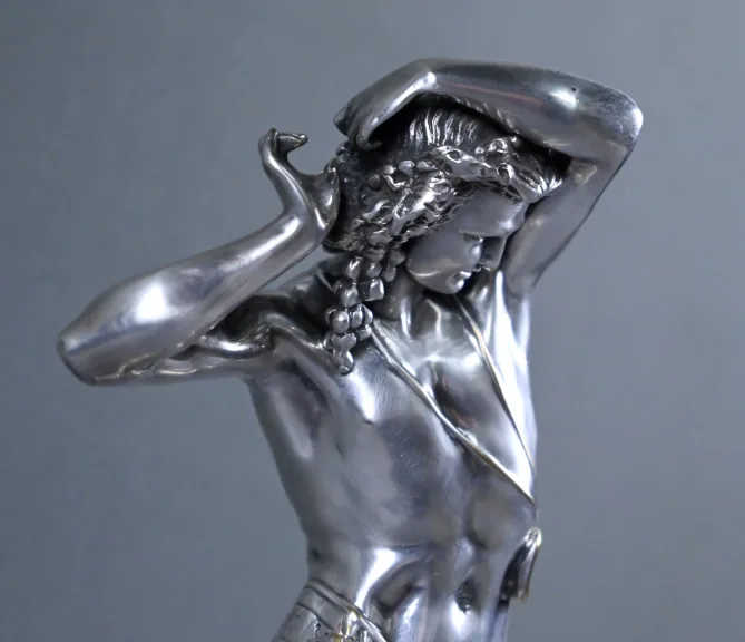 SILBERVERGOLDETE STATUETTE von A. CARRIER