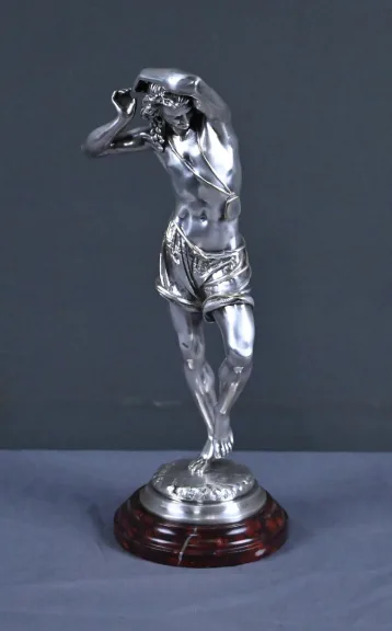 SILBERVERGOLDETE STATUETTE von A. CARRIER