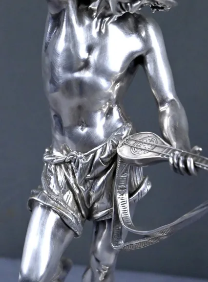 SILBERVERGOLDETE STATUETTE von A. CARRIER