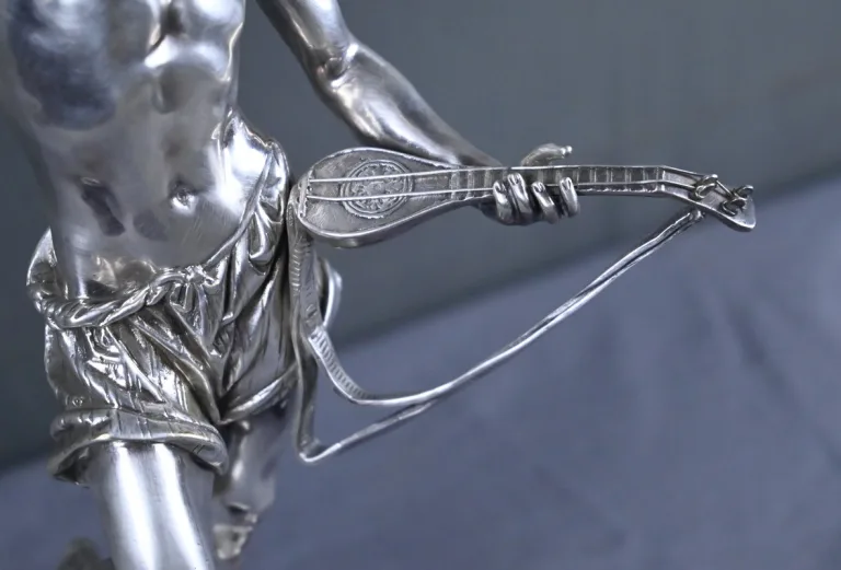 SILBERVERGOLDETE STATUETTE von A. CARRIER