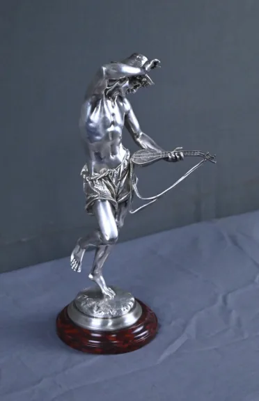 SILBERVERGOLDETE STATUETTE von A. CARRIER