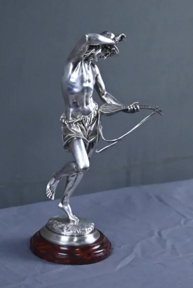 SILBERVERGOLDETE STATUETTE von A. CARRIER
