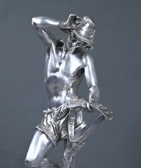 SILBERVERGOLDETE STATUETTE von A. CARRIER