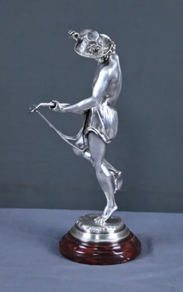 SILBERVERGOLDETE STATUETTE von A. CARRIER