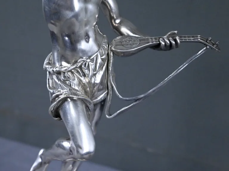 SILBERVERGOLDETE STATUETTE von A. CARRIER