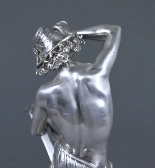 SILBERVERGOLDETE STATUETTE von A. CARRIER