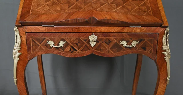 Petit Bureau de Dame en Marqueterie, style Louis XV – 1ère partie XXe