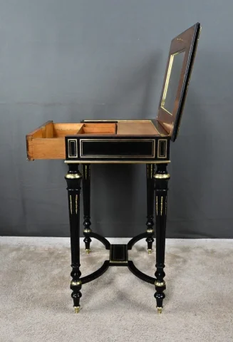 Table à Ouvrage en Bois noirci, époque Napoléon III – 2ème partie XIXe