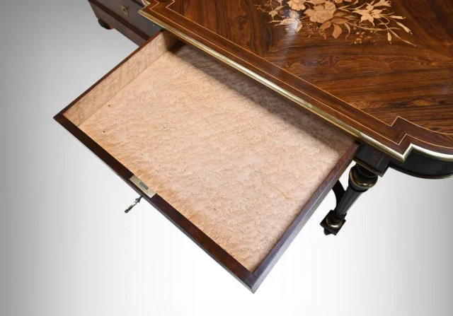 Table de Milieu en Placage de Palissandre, époque Napoléon III – 2ème partie XIXe