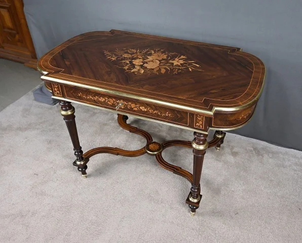 Table de Milieu en Placage de Palissandre, époque Napoléon III – 2ème partie XIXe