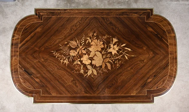 Table de Milieu en Placage de Palissandre, époque Napoléon III – 2ème partie XIXe