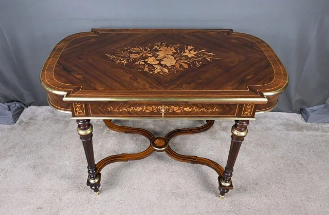 Table de Milieu en Placage de Palissandre, époque Napoléon III – 2ème partie XIXe