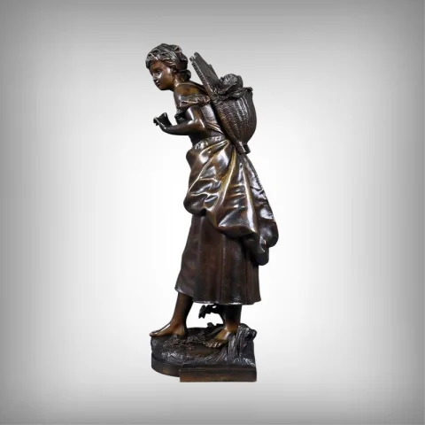 Bronze « Jeune Fille au Panier », firmado E. Bouret – Finales del siglo XIX