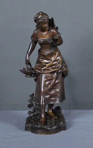 Bronze « Jeune Fille au Panier », firmado E. Bouret – Finales del siglo XIX