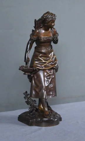 Bronze « Jeune Fille au Panier », firmado E. Bouret – Finales del siglo XIX