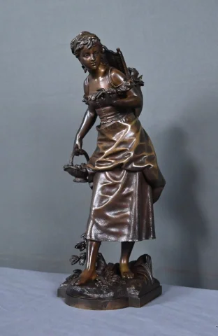 Bronze « Jeune Fille au Panier », firmado E. Bouret – Finales del siglo XIX