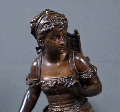 Bronze « Jeune Fille au Panier », firmado E. Bouret – Finales del siglo XIX