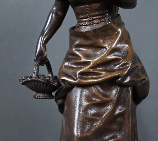 Bronze « Jeune Fille au Panier », firmado E. Bouret – Finales del siglo XIX