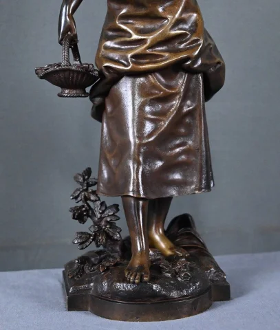 Bronze « Jeune Fille au Panier », firmado E. Bouret – Finales del siglo XIX