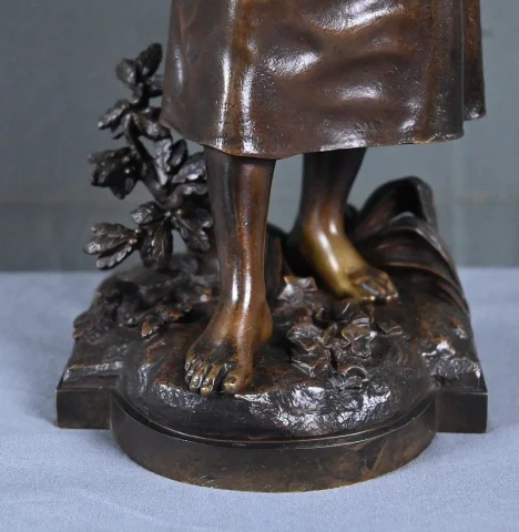 Bronze « Jeune Fille au Panier », firmado E. Bouret – Finales del siglo XIX