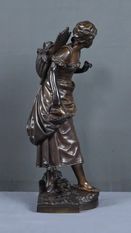 Bronze « Jeune Fille au Panier », firmado E. Bouret – Finales del siglo XIX