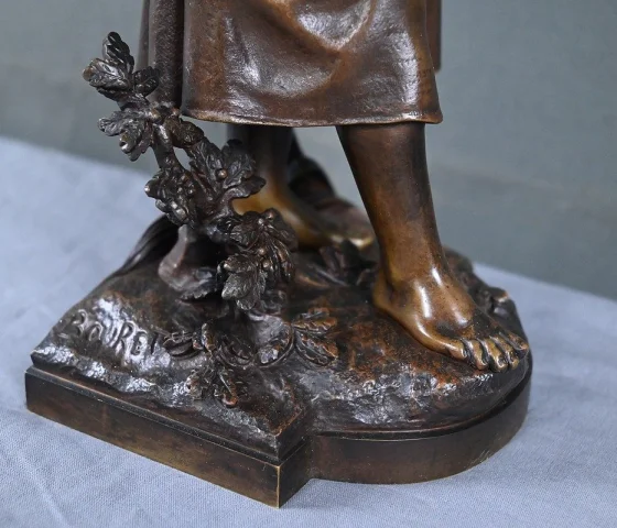 Bronze « Jeune Fille au Panier », firmado E. Bouret – Finales del siglo XIX