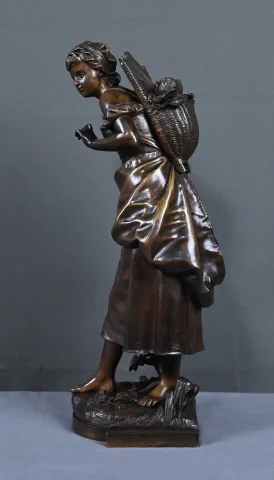 Bronze « Jeune Fille au Panier », firmado E. Bouret – Finales del siglo XIX