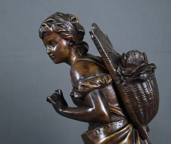 Bronze « Jeune Fille au Panier », firmado E. Bouret – Finales del siglo XIX