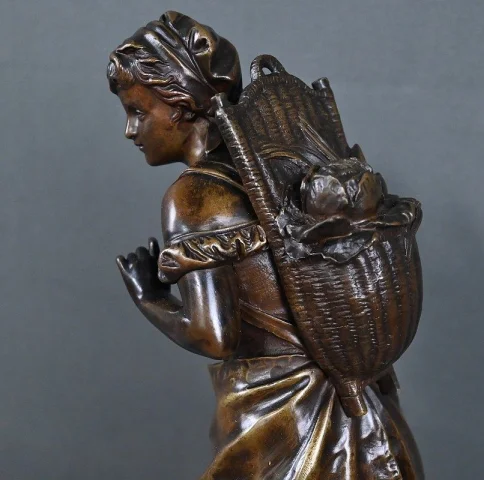 Bronze « Jeune Fille au Panier », firmado E. Bouret – Finales del siglo XIX