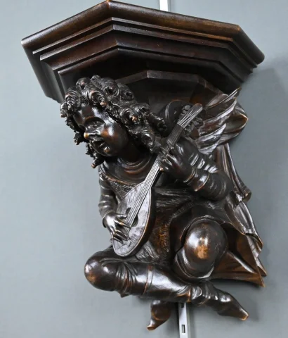Wandkonsole aus geschnitztem Nussbaum, Renaissance-Stil – spätes 19. Jahrhundert — Restauré