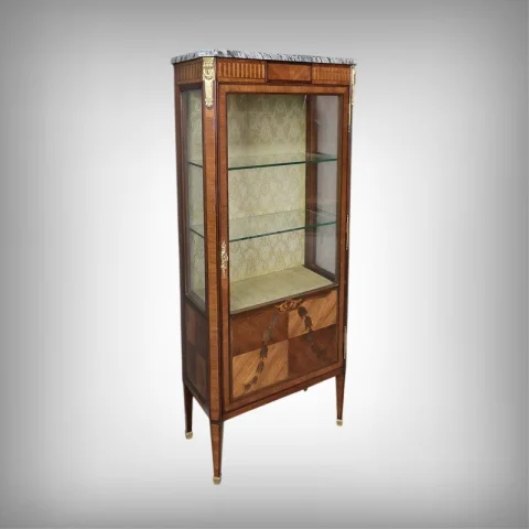 Vitrine en acajou, style Louis XVI – Début XXe

**路易十六风格桃花心木展示柜 — 20世纪初** — Restauré