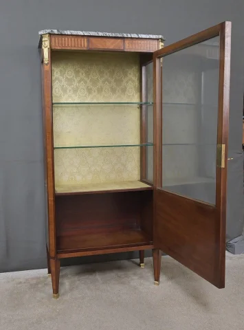Vitrine en acajou, style Louis XVI – Début XXe

**路易十六风格桃花心木展示柜 — 20世纪初** — Restauré