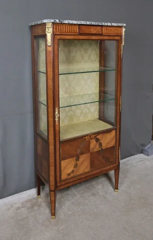 Vitrine en acajou, style Louis XVI – Début XXe

**路易十六风格桃花心木展示柜 — 20世纪初** — Restauré