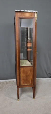 Vitrine en acajou, style Louis XVI – Début XXe

**路易十六风格桃花心木展示柜 — 20世纪初** — Restauré