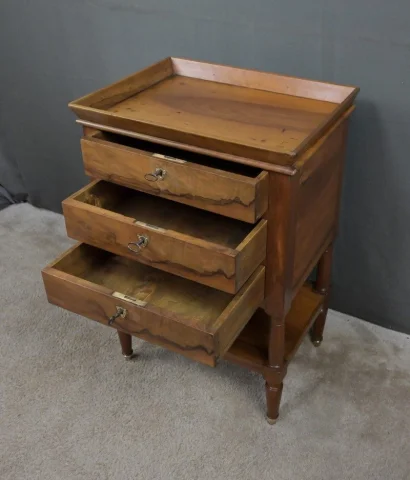Petite Table de Salon en Noyer, style Louis-Philippe – Milieu XIXe

ルイ・フィリップ様式のウォールナット製小型サロンテーブル – 19世紀中頃 — Restauré