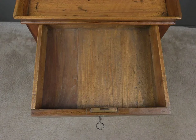 Petite Table de Salon en Noyer, style Louis-Philippe – Milieu XIXe

ルイ・フィリップ様式のウォールナット製小型サロンテーブル – 19世紀中頃 — Restauré