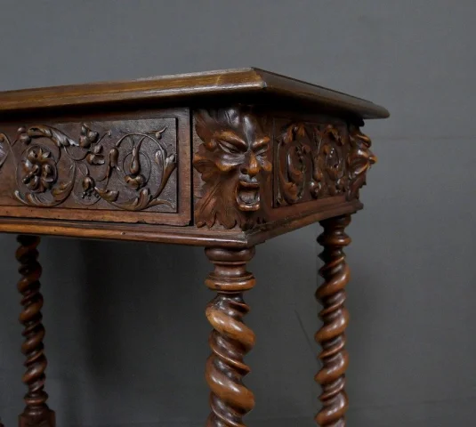 Petite Table Bureau en Noyer、アンリ2世様式 – 19世紀末 — Restauré