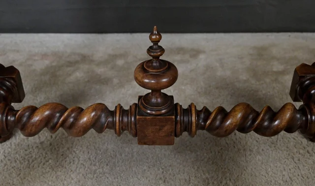 Petite Table Bureau en Noyer、アンリ2世様式 – 19世紀末 — Restauré