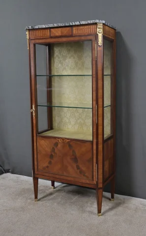 Vitrine en marqueterie de bois de rose et d'acajou, de style Louis XVI – Début du XXe siècle

路易十六风格玫瑰木与桃花心木镶嵌细工展示柜 — 20世纪初 — Restauré