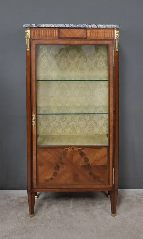Vitrine en marqueterie de bois de rose et d'acajou, de style Louis XVI – Début du XXe siècle

路易十六风格玫瑰木与桃花心木镶嵌细工展示柜 — 20世纪初 — Restauré