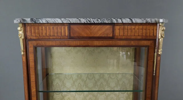 Vitrine en marqueterie de bois de rose et d'acajou, de style Louis XVI – Début du XXe siècle

路易十六风格玫瑰木与桃花心木镶嵌细工展示柜 — 20世纪初 — Restauré